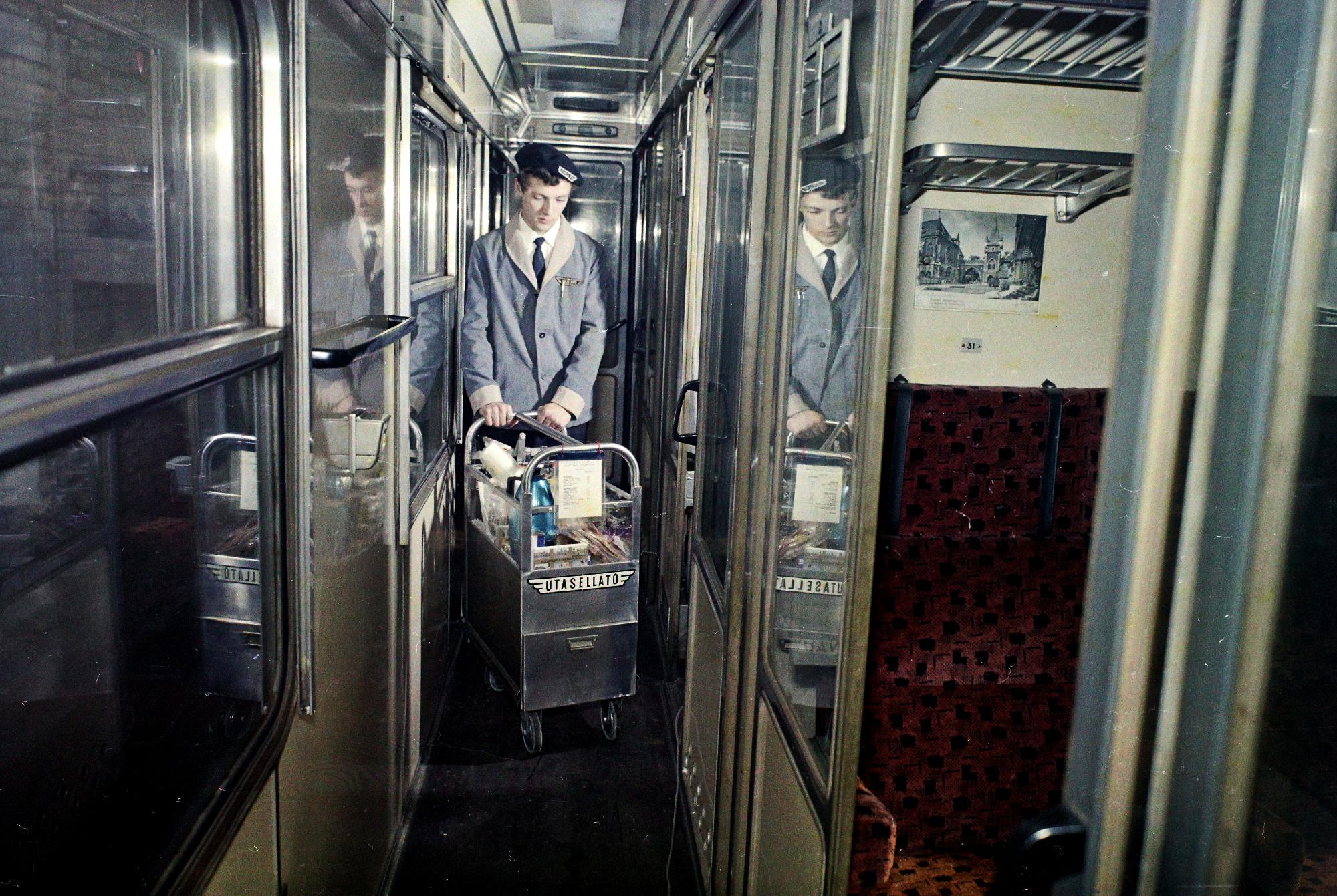 Szigorúan illusztratíve: mozgó utasellátó a hetvenes-nyolcvanas évekből. Nekem már csak bevásárlókocsi jutott (fotó: Fortepan)