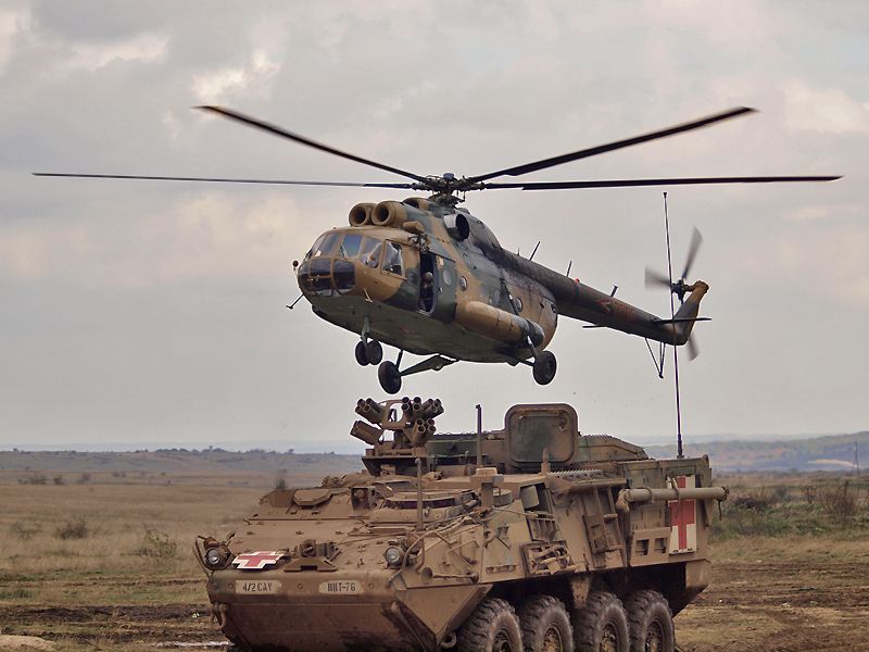 Magyar Mi-8T és amerikai Stryker sebesültszállító harcjármű. Folyik a MEDEVAC-bevetés. A képre kattintva galéria nyílik (a szerző felvételei)