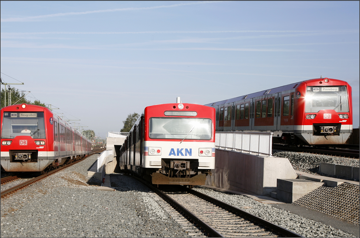Két 474-es fog közre egy AKN VT 2E-t, az eidelstedti elágazó műtárgynál<br>(fotó: AKN Eisenbahn AG)