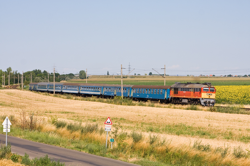Vörös Attila felvételén Pusztaszabolcs határában robog az egyik terelt tapolcai vonat, forda szerint remot Szergejjel az élén