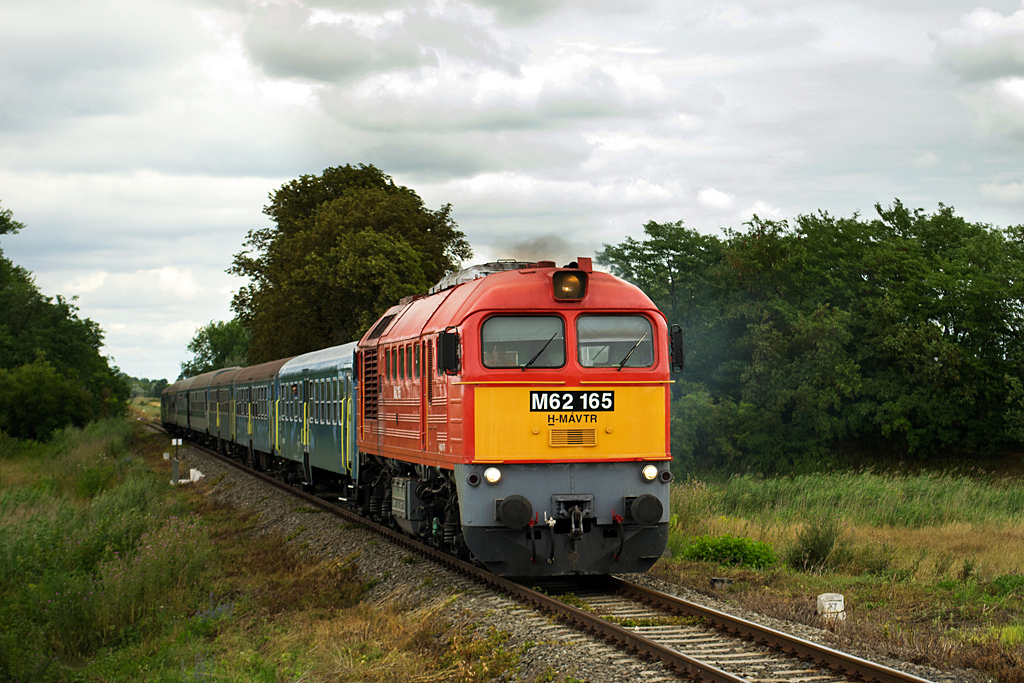 Több mint egy órás késéssel halad Börgönd és Szabadbattyán között az 1974-es számú vonat 2011. július 20-án a 165-ös Tajgatraktorral az élen