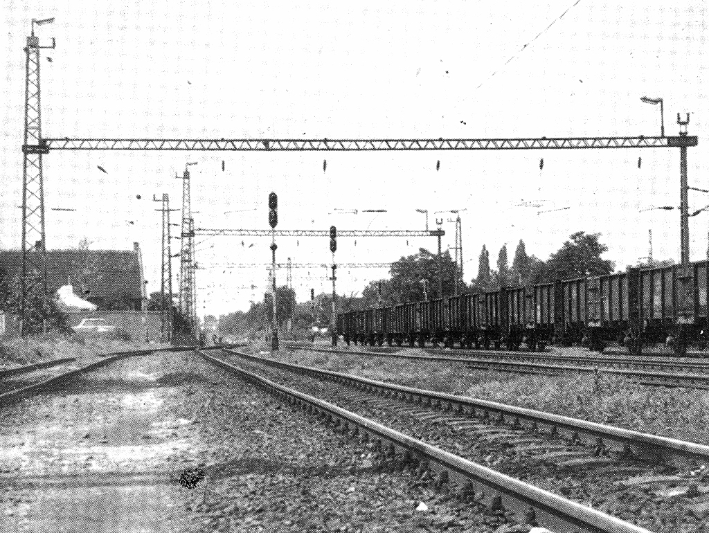 Soroksár állomás közvetlenül a villamosítás után<br>(az archív képek forrása: Vasúthistória évkönyv 1992 – KÖZDOK, Budapest)