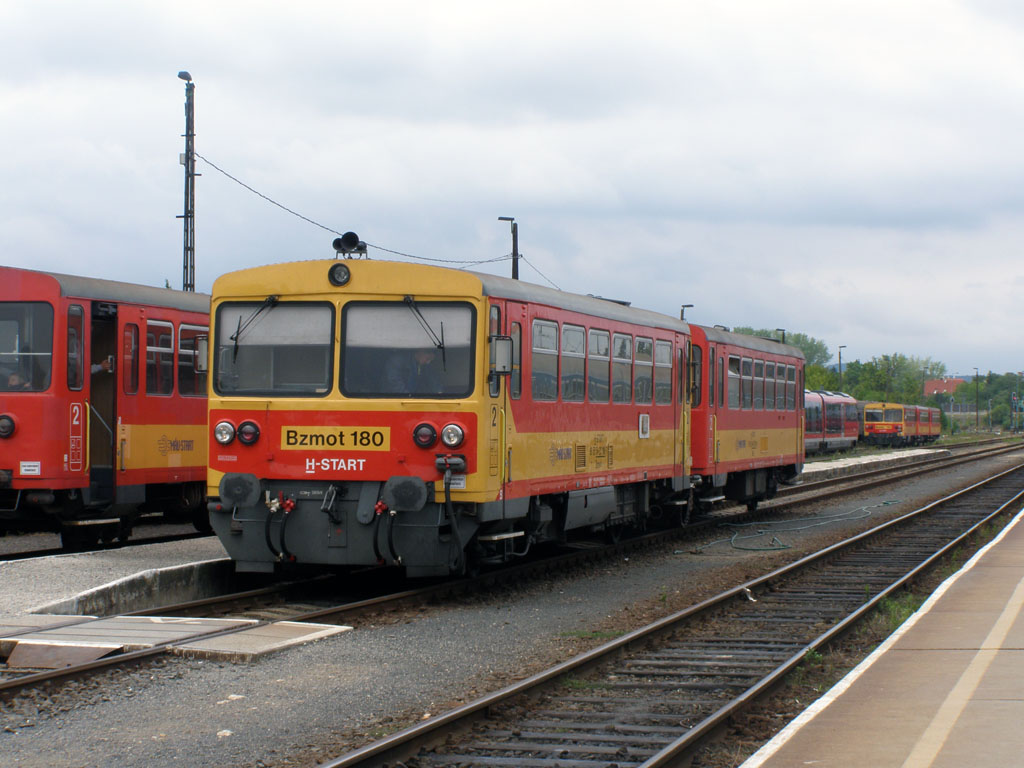 Az Ukkról érkező és Keszthelyre továbbinduló vonat a budapesti szerelvény beérkezését várja
