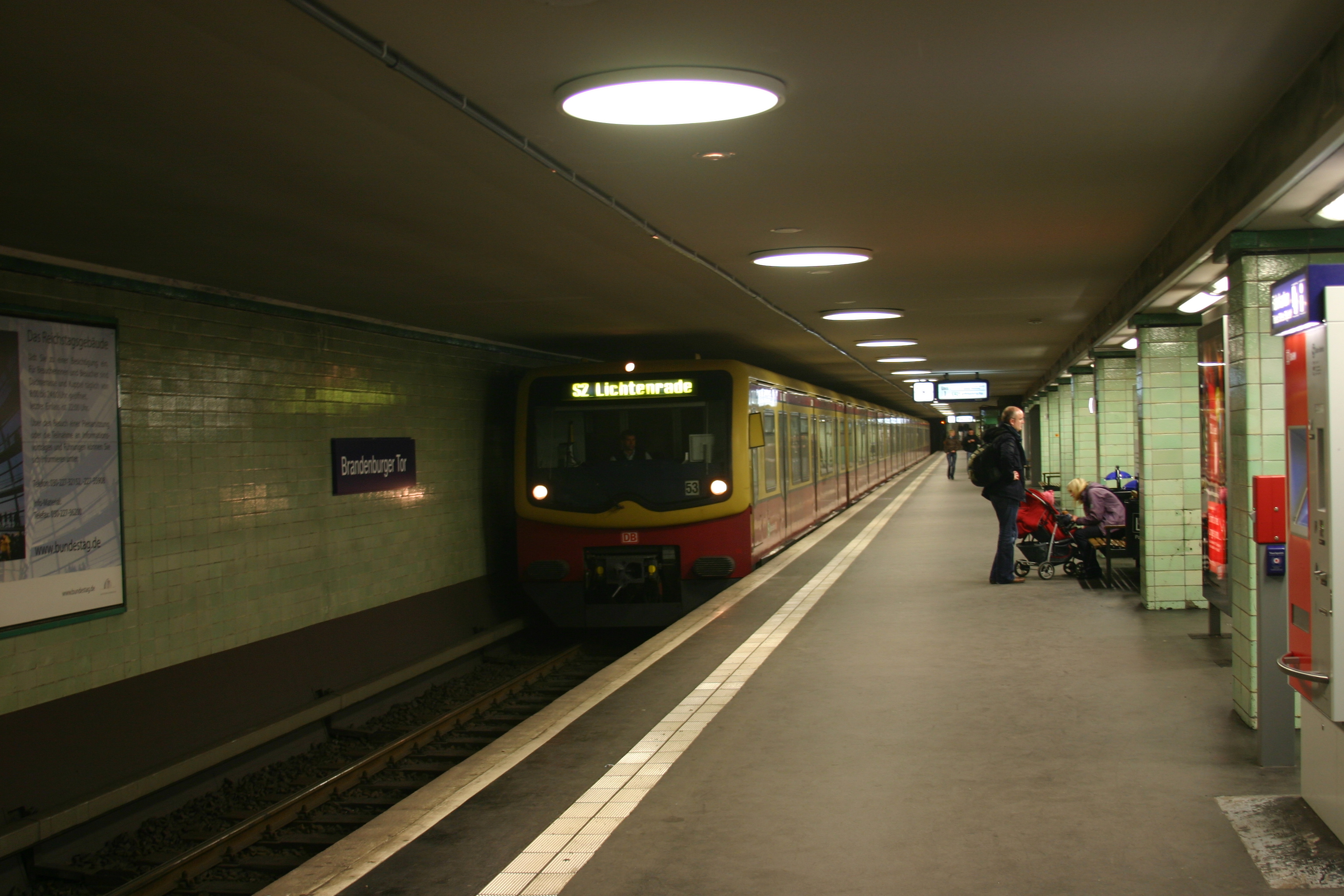 S-Bahn érkezik a Brandenburger Tor megállóba. Korábbi neve Unter den Linden volt<br>(fotó: Mészáros Gergely)