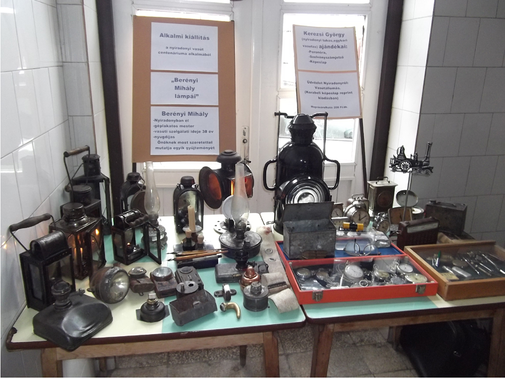 A váróteremben az érdeklődők megtekinthették Berényi Mihály helybéli nyugdíjas vasutas lámpagyűjteményét