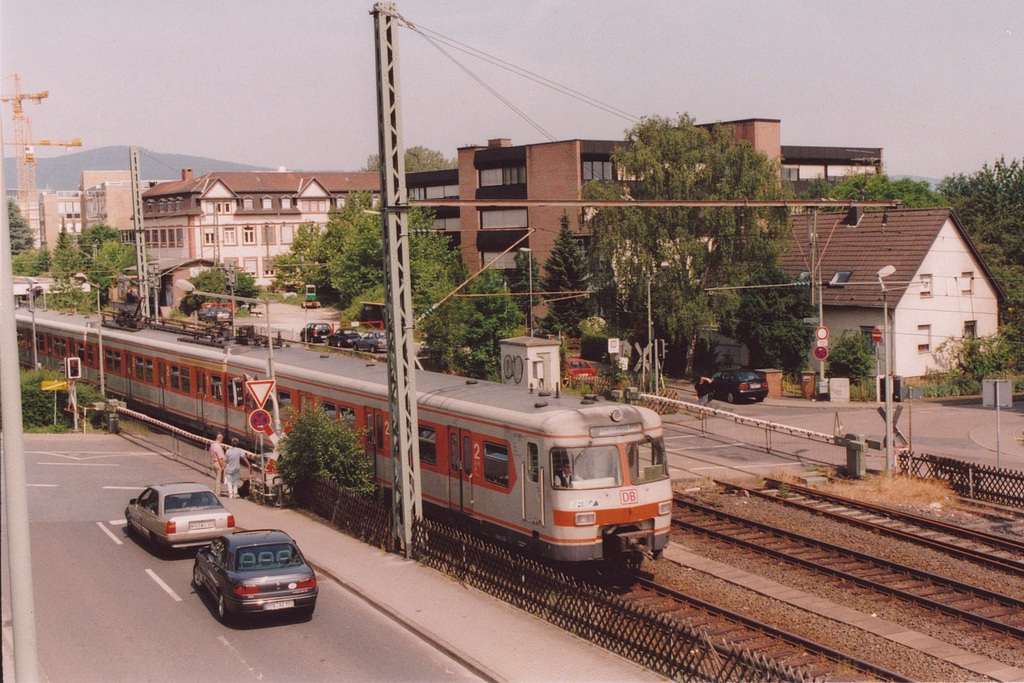 Még 2000-ben is jártak régi festésű szerelvények, a képen a Frankfurt környéki hálózaton<br>(forrás: Wikipedia)