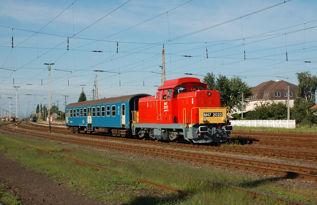A 6212-es személyvonattal halad ki Záhonyból a Dácsia<br>(fotók: Fritz Gergely)