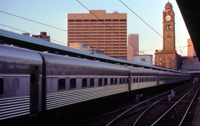 A Southern Aurora expressz ma is színvonalas vasúti összeköttetést biztosít Sydney és Melbourne között, de jelentősen hosszabb menetidővel