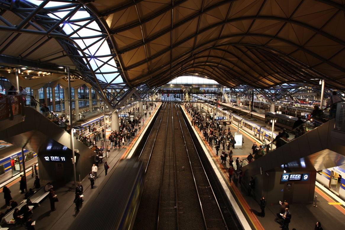 Melbourne, Southern Cross pályaudvar – az egyik legmodernebb vasúti létesítmény Ausztráliában<br>(képek: Wikipédia)