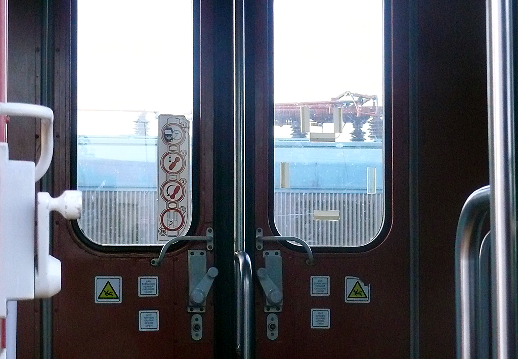 A reteszelésre figyelmeztető piktogram-sor az ajtó belső oldalán<br>(fotók: Kemsei Zoltán)