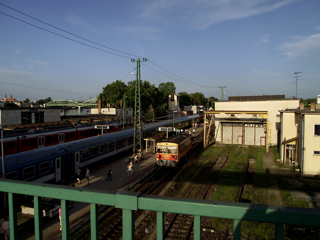 Álló vonatok, tanácstalan utasok az állomáson<br>A képre kattintva fotógalériánkat láthatják