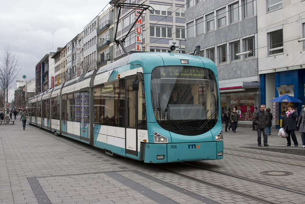 Variobahn Mannheim belvárosában. Az újabb változat meghatározó részét adja a járműállománynak