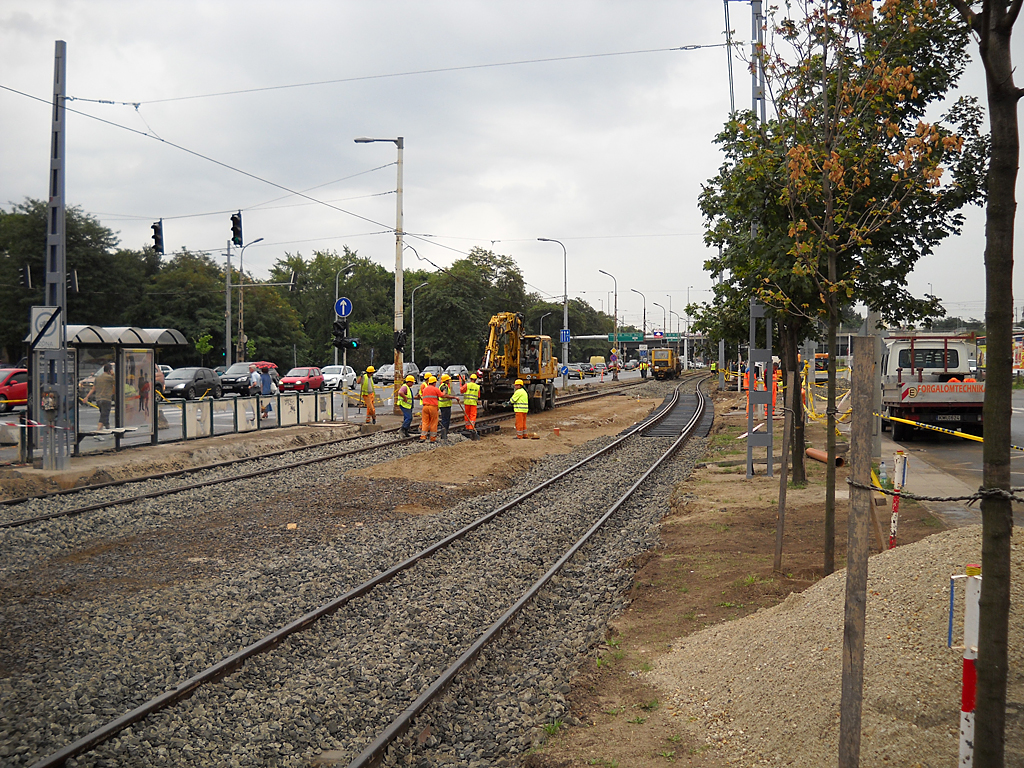 A megálló állapota a felújítés megkezdése előtt, 2011 augusztusában<br>A képre kattintva fotógalériánkat tekinthetik meg