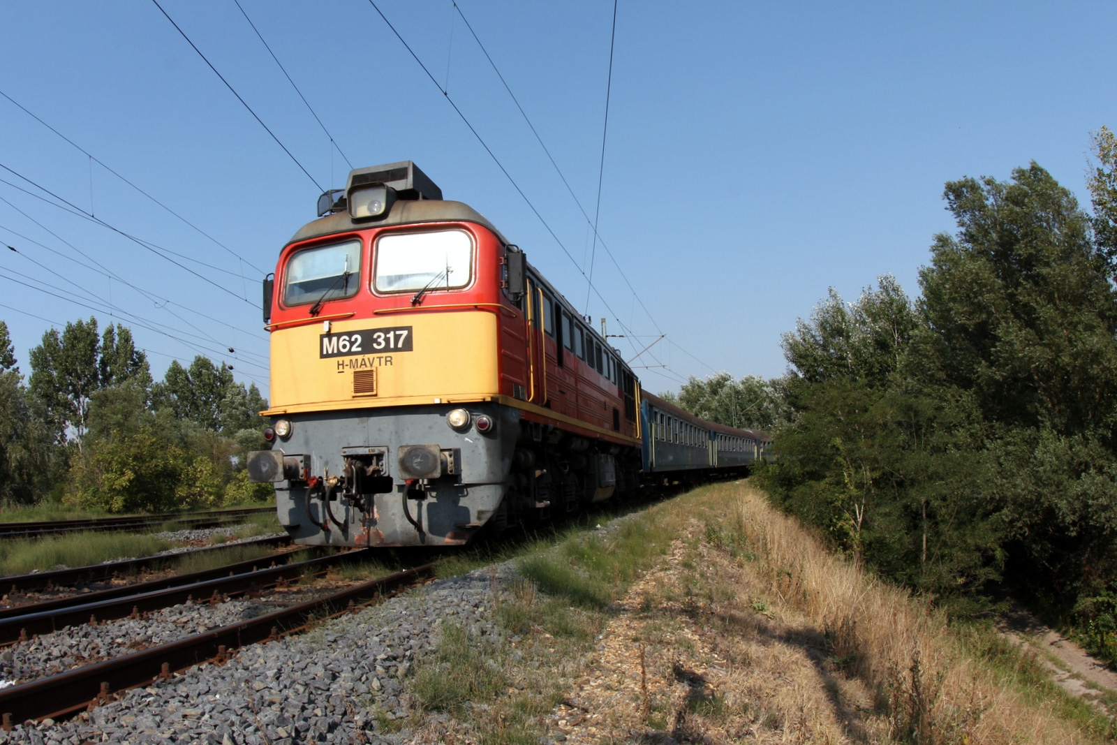 Szabadbattyán állomásra érkezik Börgönd felől a remot Szergej által vontatott tapolcai gyors<br>(Fotó: Tevan Imre)