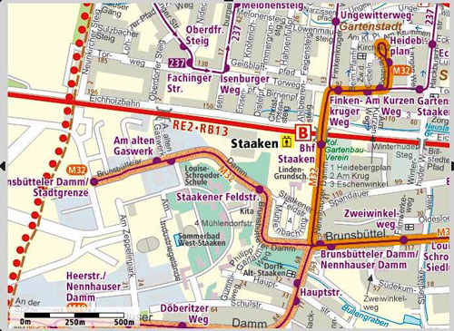Az M32 Rathaus Spandautól indul, átbújuk az S-Bahn vágányok alatt, majd a Brunsbüttel Dammon halad. A járat az utolsó néhány megállóra három felé válik. A térképen még nem látszik a havelparki hosszabbítás, amely a térkép alsó részén látható vonal kibővítése