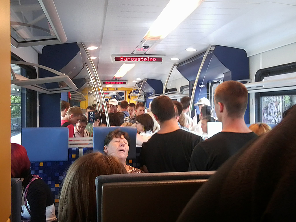 Csizmarik Norbert a Budapest-Déli pályaudvarról Pusztaszabolcsra tartó 4114 számú vonat belsejében fényképezett, a szóló Flirt kevésnek bizonyult az utasok elszállítására