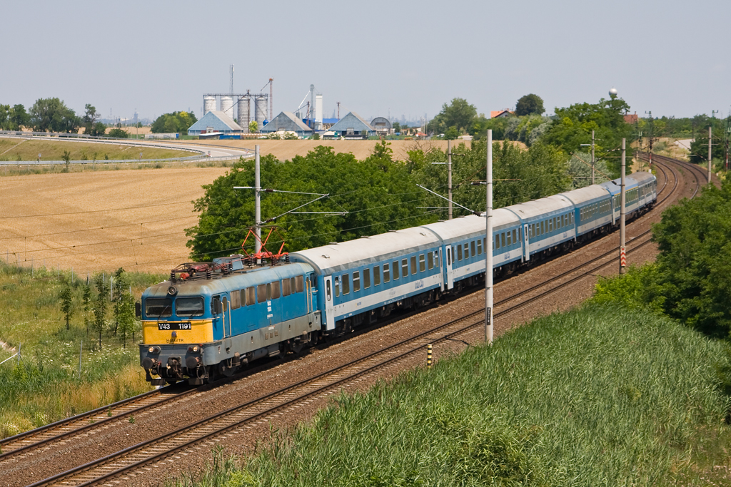 A V43 1191 Vörös Attila felvételén, épp Iváncsánál halad vonatával a 40-es vonalon