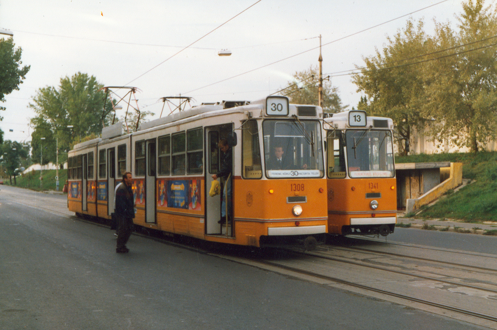 Vonali 30-as és kocsiszíni 13-as a Gubacsi úton 1996. szeptemberében<br>(forrás: VEKE, fotó: Hajtó Bálint)<br><br>A képre kattintva fotógalériánk nyílik meg