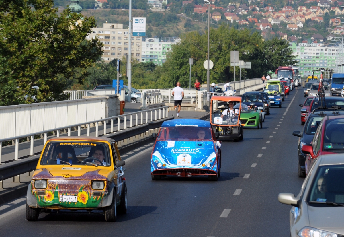 A résztvevők az Árpád hídon haladnak járműveikkel <br />(fotó: mti)