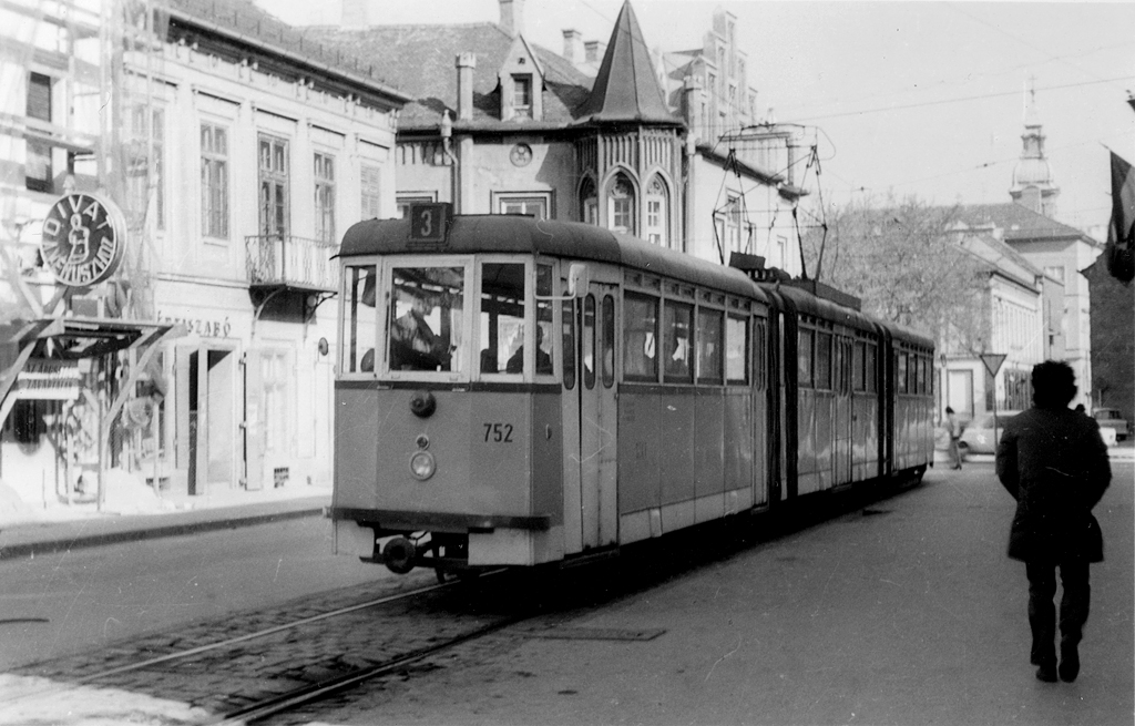 Kéttengelyes kocsikból házilagosan épített csuklós villamos, Szeged jellemző járműve volt a hatvanas években<br>(a képre kattintva fotógalériánk nyílik meg)