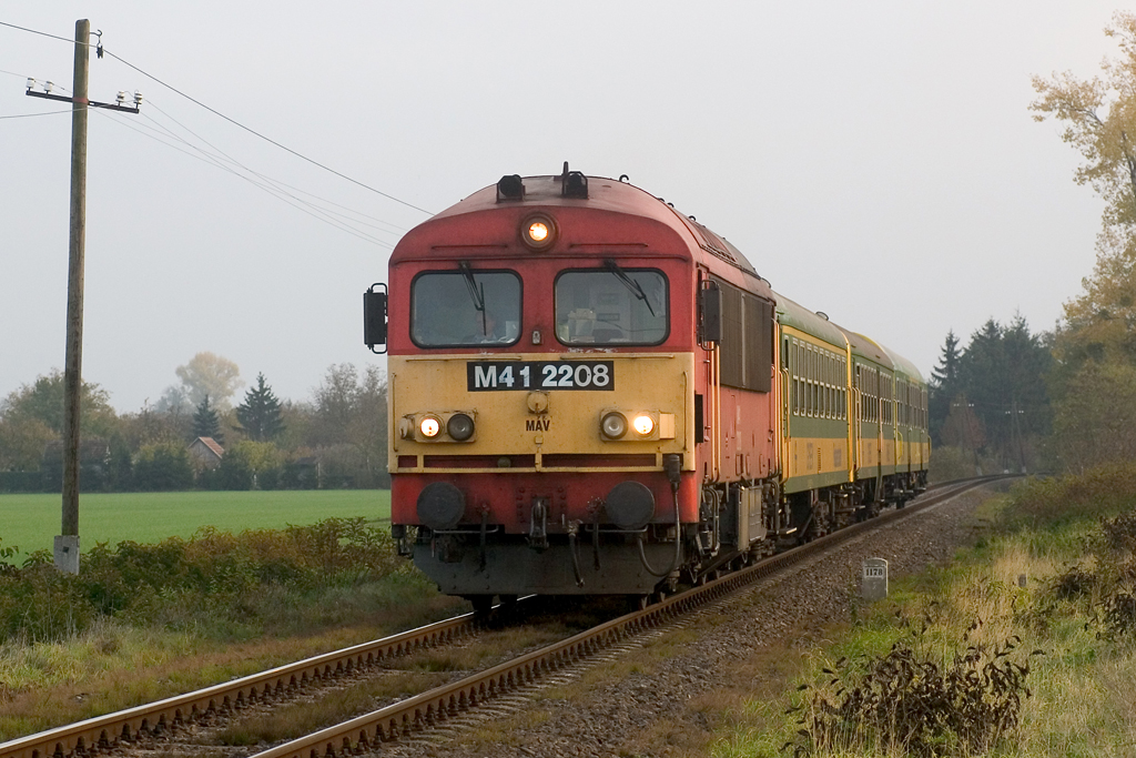 A 2208-as csörgő a GYSEV vonatával robog Szombathely határában<br>(fotó: Vörös Attila)