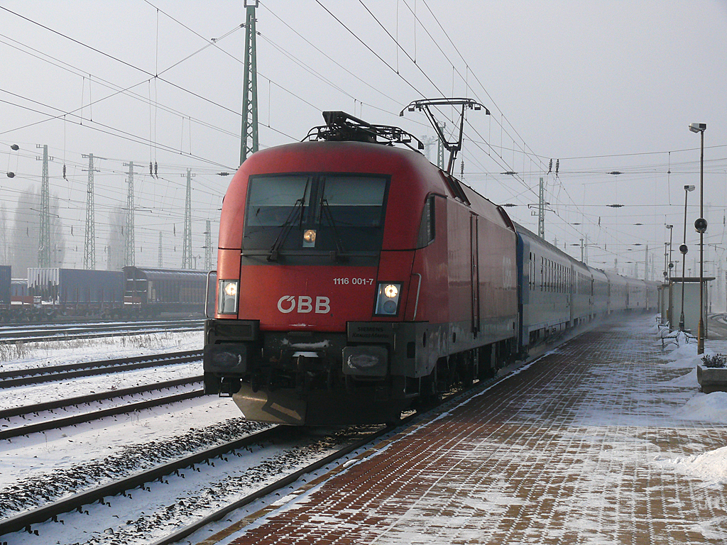A hálókocsis Eurocity és más extra szolgáltatásokat nyújtó vonatok (pl. ICE, TGV) az okoskártyás rendszernek is okozhatnak némi nehézséget<br>(Kemsei Zoltán fényképezte az áthaladó EC-t Ferencváros állomáson)