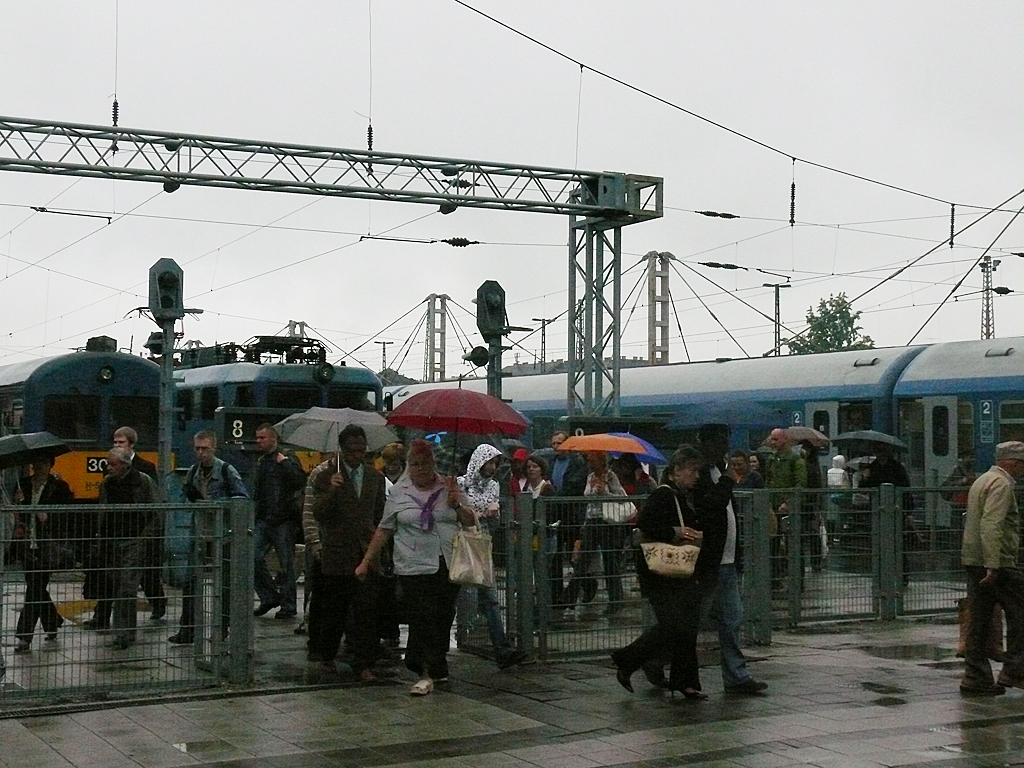 A peronzár egy esős nyár eleji napon, 2009-ben. A forgalom nagy, ellenőrzés nincs a Nyugatiban<br>(fotó: Kemsei Zoltán)