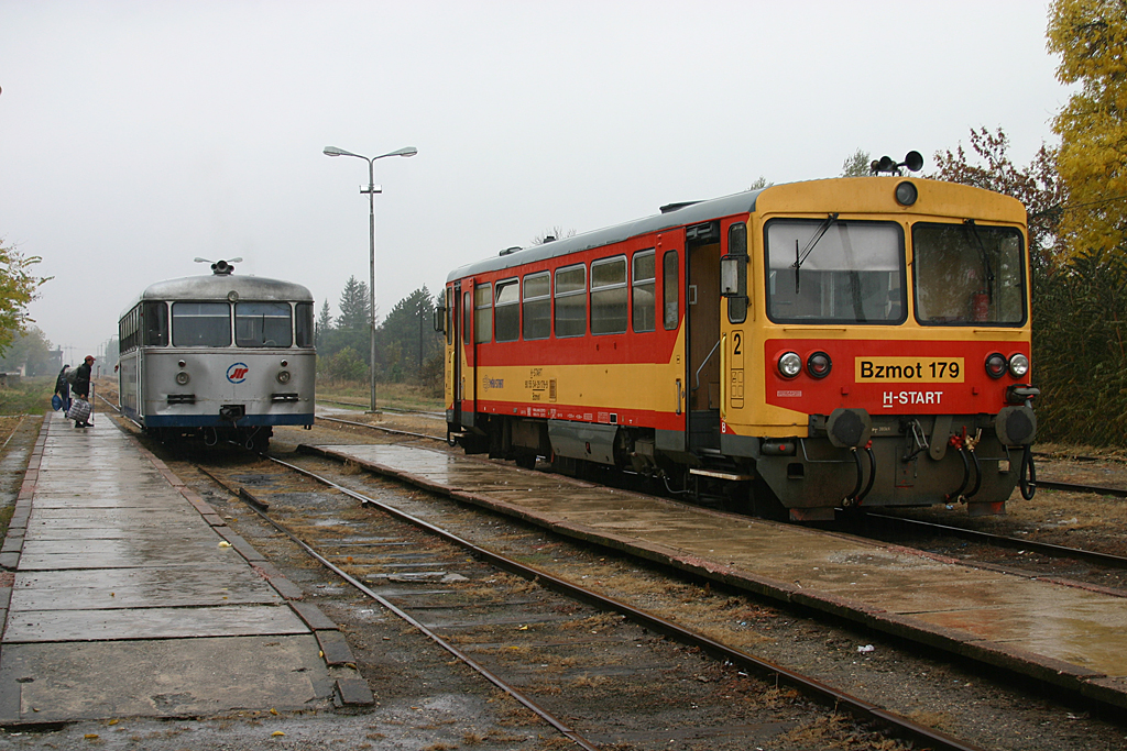 Átmenő vonat már kishatárforgalomban sincs: Bz és Sinobusz „váltása” Röszkén<br>(fotó: Mészáros Gergely)