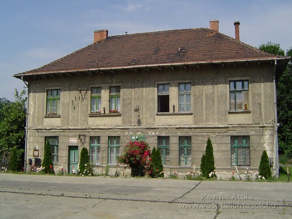 Szeged, Tiszai pályaudvar felvételi épülete. Az előtérben látható beton helyén voltak a kisvasút vágányai. A felvételre kattintva galériánkat nyithatják meg <br> (forrás: vasutallomasok.hu)