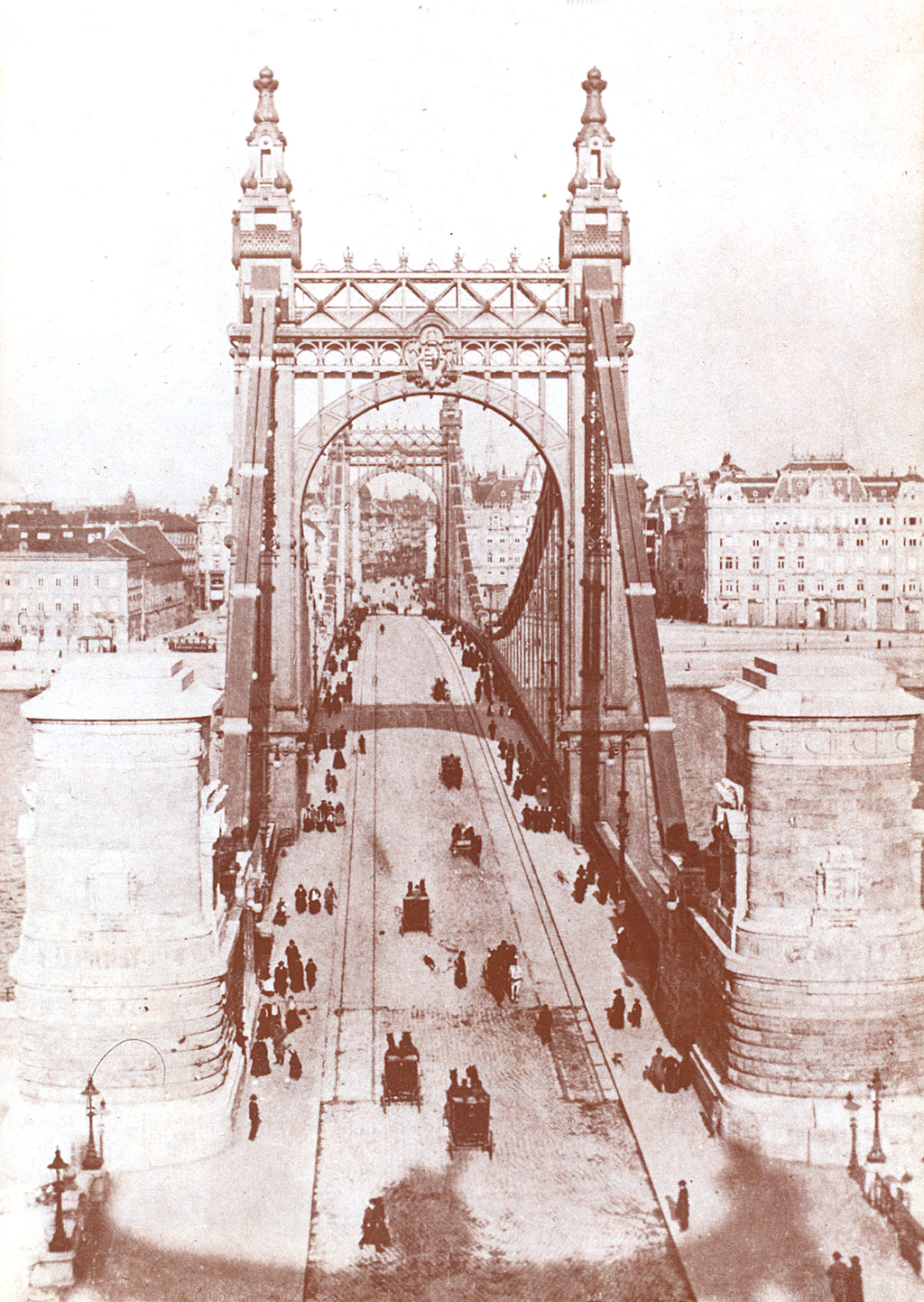 Az Erzsébet híd tizenegy évig állt a hídfőknél csonkán végződő villamossínekkel<br>A képre kattintva fotógalériánk nyílik<br>(forrás: A főváros tömegközlekedésének másfél évszázada, Budapest 1987)