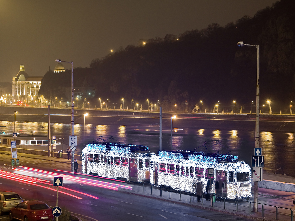 A 2010-es Fény villamosa az Erzsébet hídnál<br>A képre kattintva fotógalériánk nyílik meg<br>(Vörös Attila felvételei)