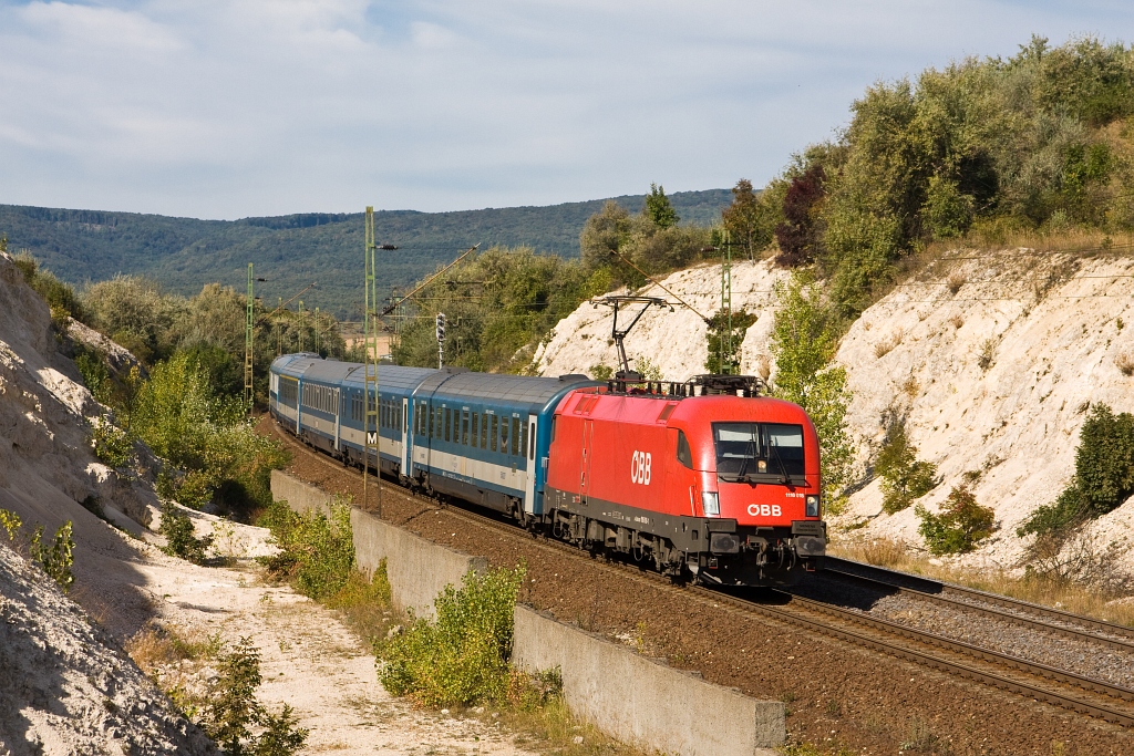 Az ÖBB adja a mozdonyt, a kocsikat és a személyzetet a MÁV<br>(fotó: Vörös Attila)