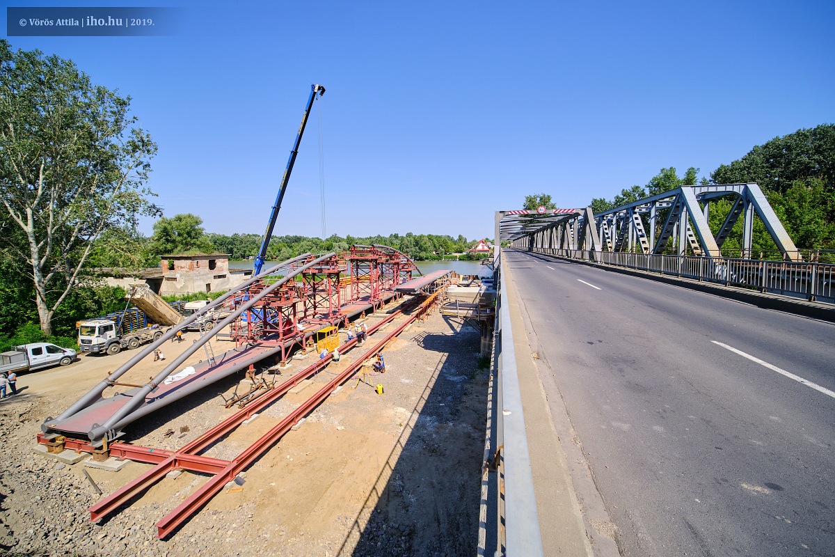 Készülnek a hídszerkezetek Tiszafüred közelében