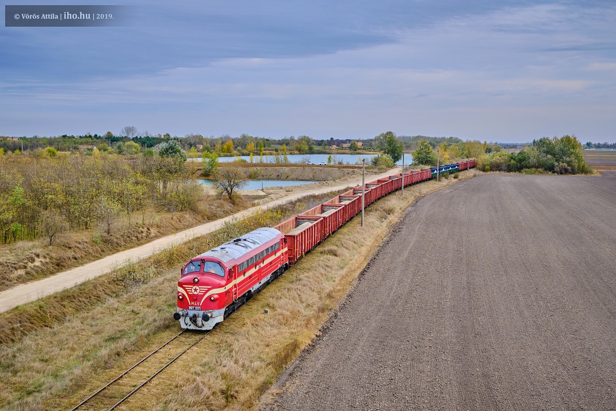 A rakott vonat élén dolgozik az M61 001-es a délegyházi iparvágányon. A képre kattintva galéria nyílik Vörös Attila fotóiból!