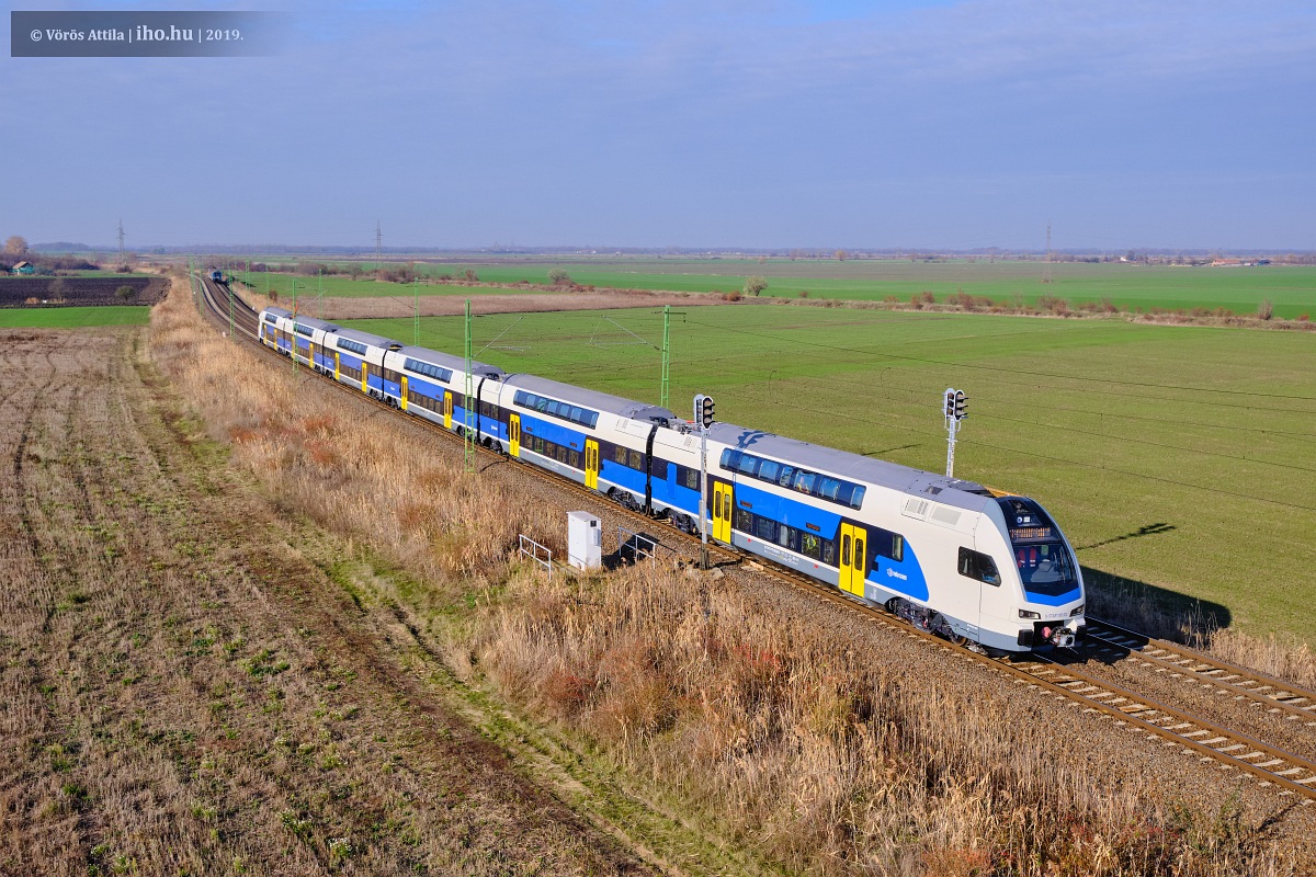 A 120-as vonalon robog a futópróbázó emeletes Stadler-vonat (képek: Vörös Attila)