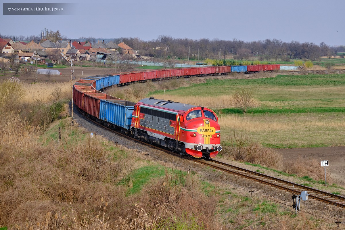 A 021-es Nohab tekeredik vonatával Előszálláson (fotók: Vörös Attila)