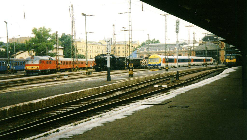 Ahogy a Samu-sztori kezdődött. Üzembe helyezés után egy évvel, 1996-ban a Nyugati pályaudvaron, épp Szegedre indul intercity vonatával<br>A képre kattintva fotógalériánk nyílik meg<br>(fotó: Kadocsa Gyula)