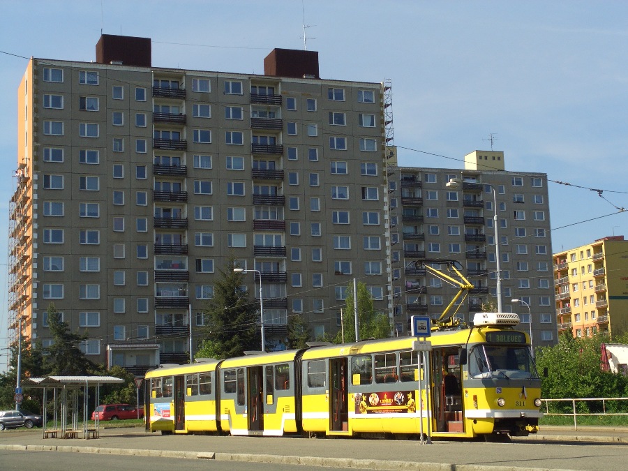 K3N típusú villamos az északkeleti Bolevec végállomáson (2011. május 6.). A jármű a 2000-es évek közepén egy T3-as motorkocsi és egy pótkocsi felhasználásával épült<br />(fotó: Pokorny Bence)