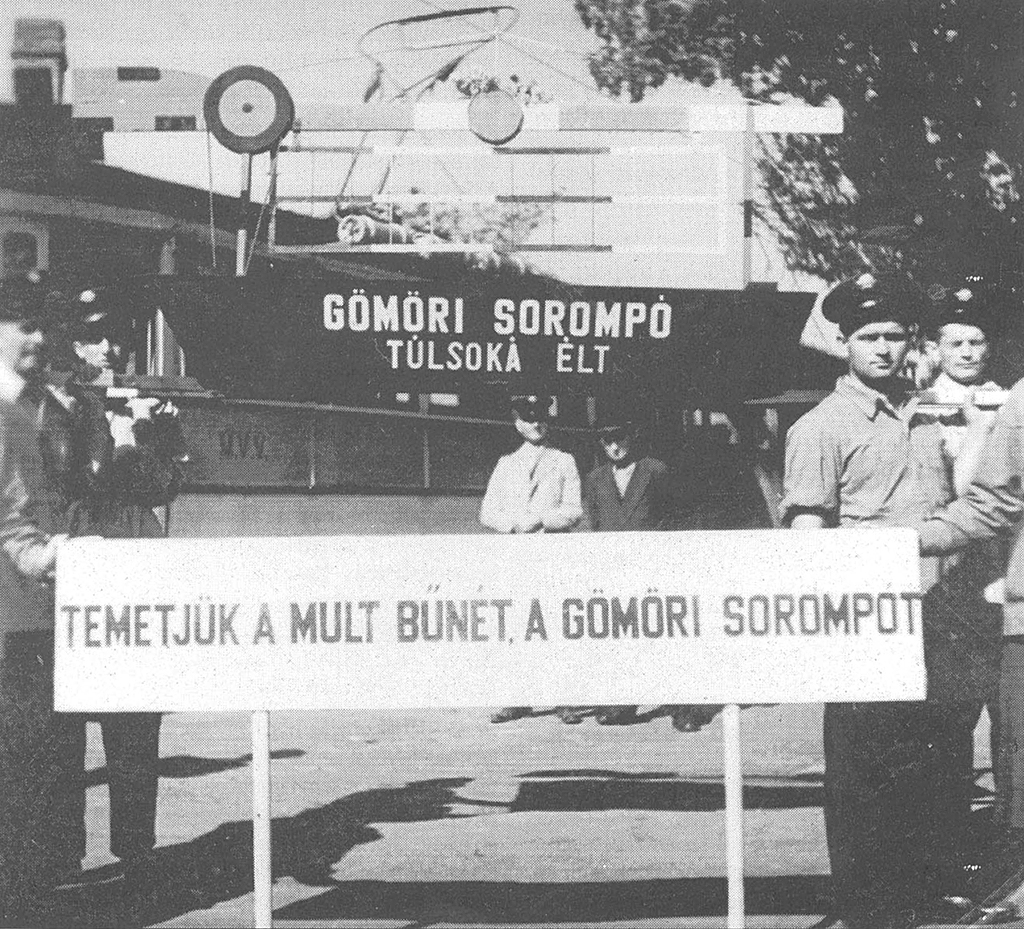 Transzparens az ötvenes évekre jellemző stílusban a szintbeli vasúti kereszteződés megszüntetése alkalmából