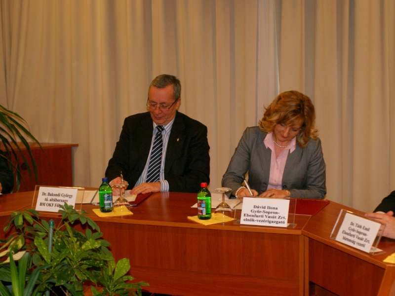 Dr. Bakondi György és Dávid Ilona látják el kézjegyükkel a dokumentumot<br>(fotók: a szerző)