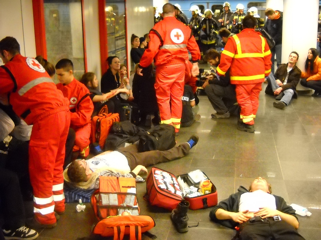 A mentők a peron középcsarnokában látták el a sérülteket - képgalériánkban még több fotó a mentési gyakorlatról