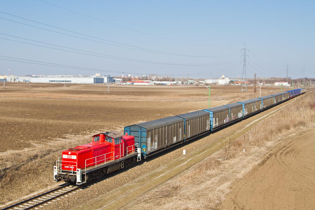 Az LCH mozdonya halad a 140-es vonalon az iparvágány felé tehervonatával<br>A képre kattintva galéria nyílik<br>(fotók: Vörös Attila)