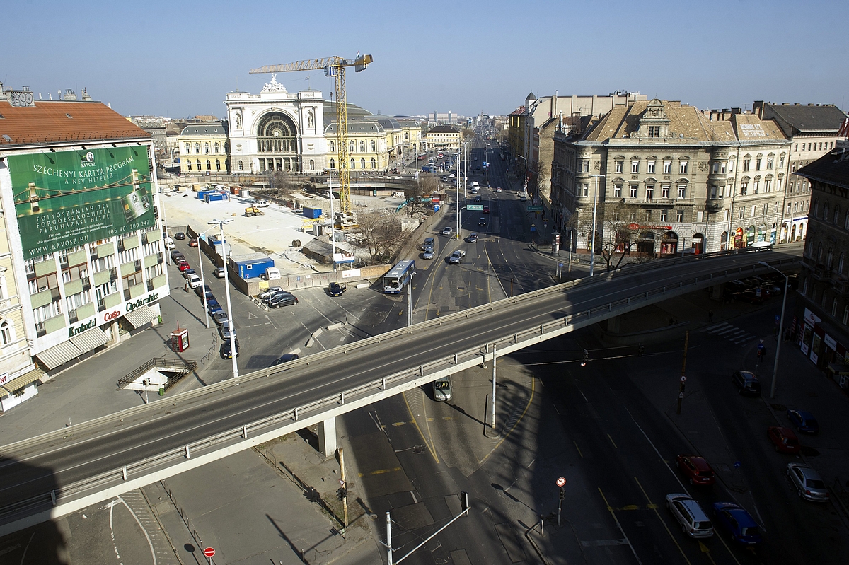 Az építkezés helyszíne a Baross téren (fotók: MTI/Illés Tibor)