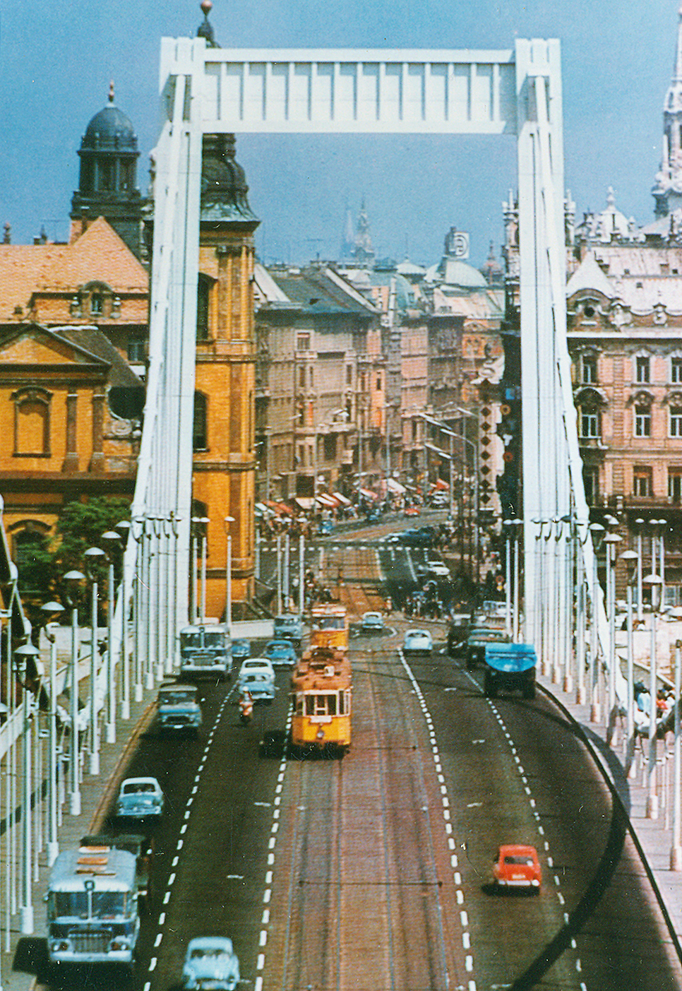 Az Erzsébet híd a hatvanas években. A középbejáratú szerelvény feltehetőleg a 67-esen közlekedik<br>(forrás: VEKE)
