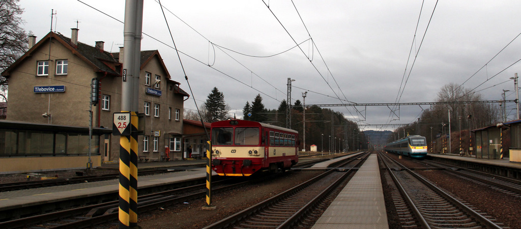 Az alsó és a legfelső szegmens: a motorvonat még végigment a 262-es vonalon, mellette egy Pendolino-szerelvény. (270, 262 [017], Třebovice v Čechách, 2011. december 4.)