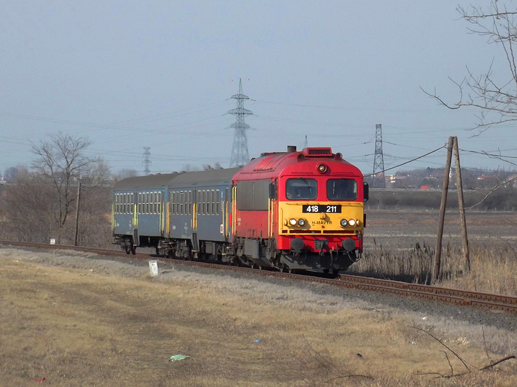 A 39524-es vonat hagyja maga mögött Győrt 2012. március 04-én<br>A képre kattintva fotógaléria nyílik<br>(Szabó Bence felvételei)