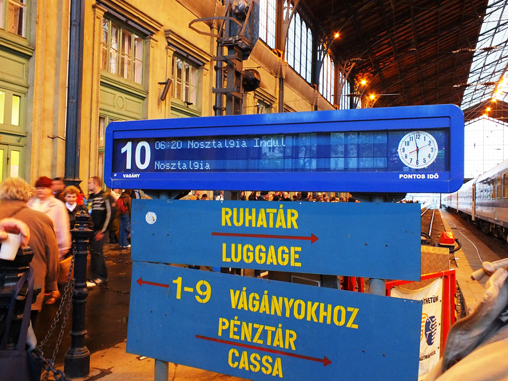 Várakozó utasok a Nyugati pályaudvaron<br>A képre kattintva fotógaléria nyílik<br>(a szerző felvételei)