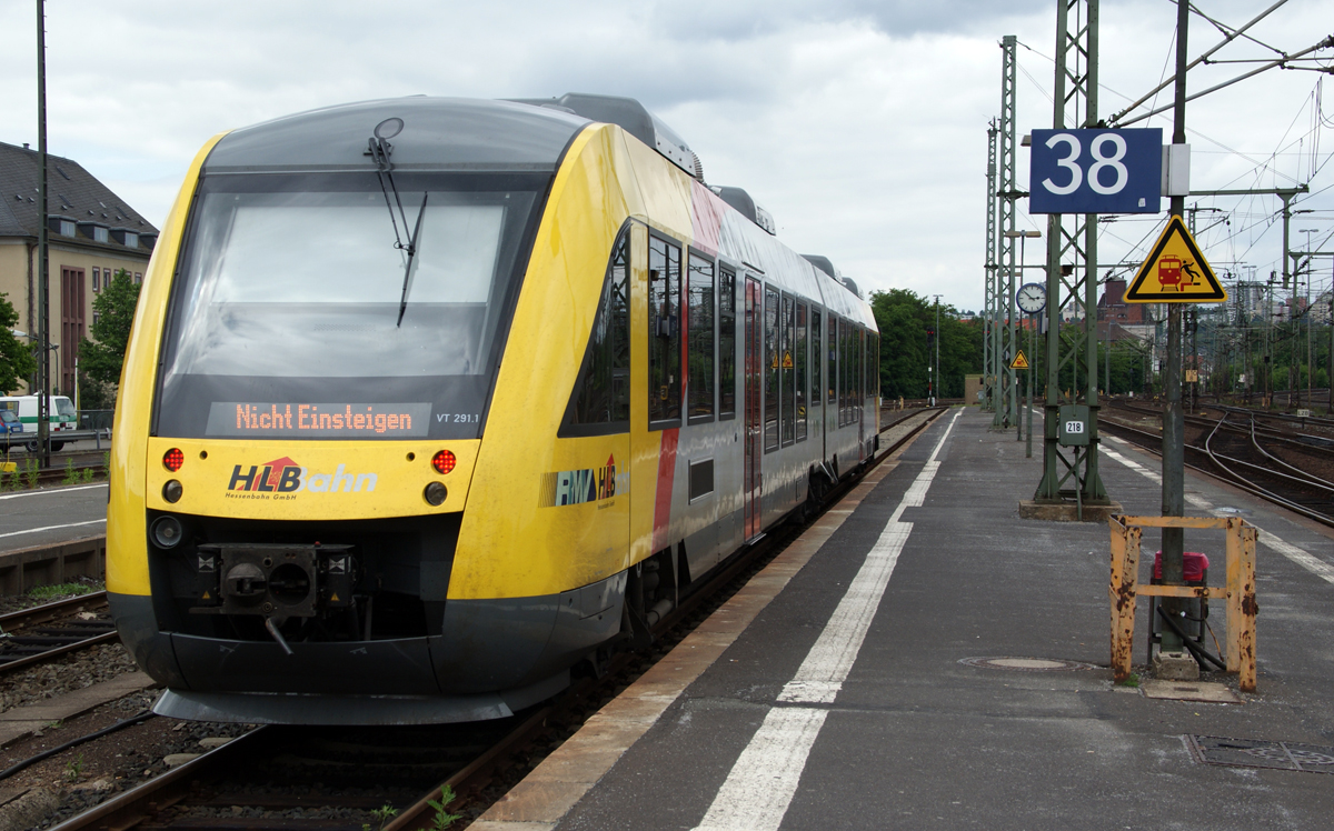 Magánvasutak: Nicht Einsteigen! Egyre több listát találhatunk a világhálón az Interrailt elfogadó vasúttársaságokról, ezek azonban nem mindig egyeznek meg a jegyvizsgálók véleményével. A legbiztosabb megoldás máig az, hogy felszállás előtt megkérdezzük a kalauzt, elfogadja-e a bérletünket. Képünkön a Hessische Landesbahn LINT-je látható Fuldában<br>(fotók: Hörcher Dániel)