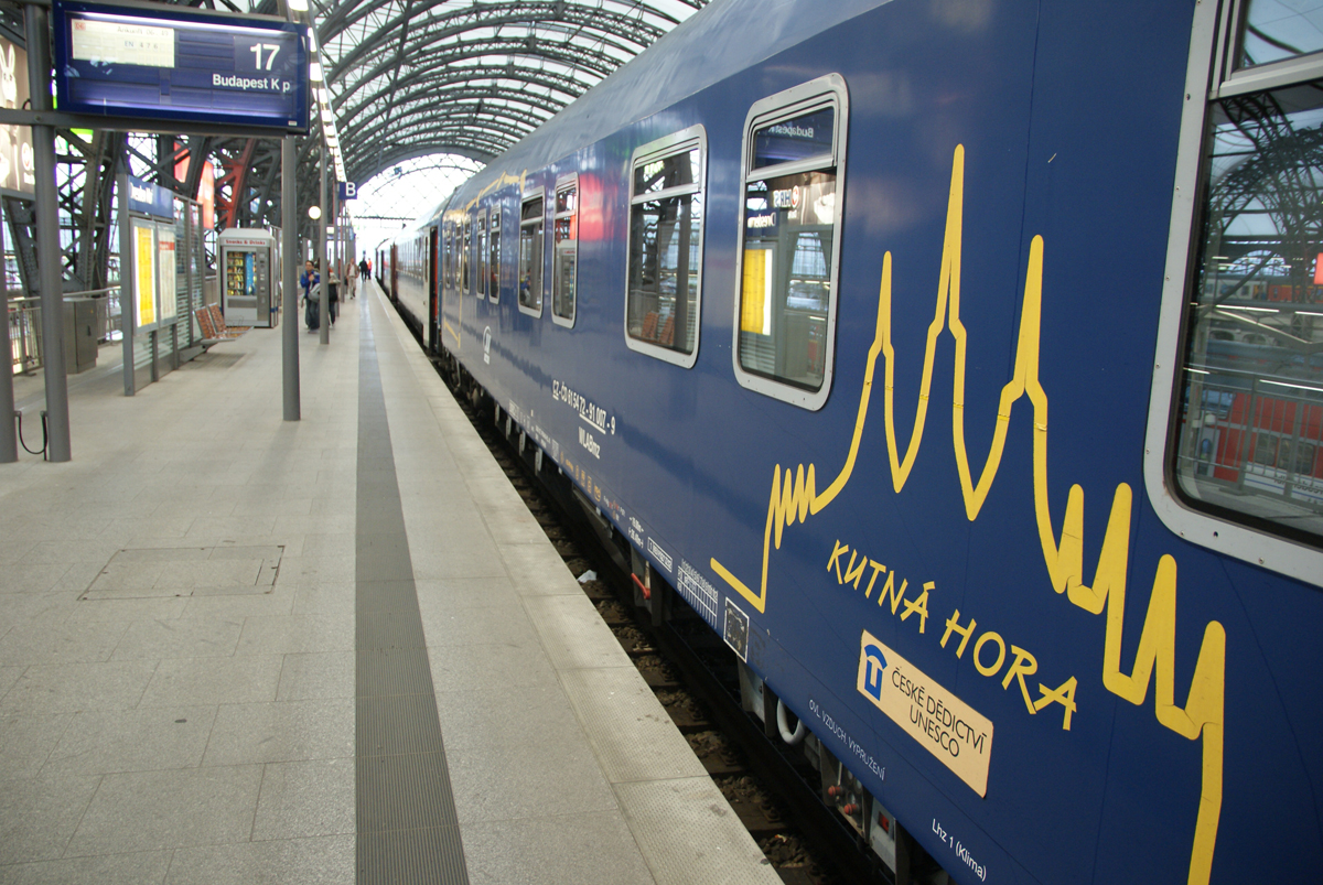 Budapesttől Berlinig közlekedő cseh hálókocsi Drezdában. Az éjszakai vonatok színvonala országról országra változik: egyes vasúttársaságok teljesen lemondtak már a közlekedés ezen formájáról, elavult kocsikkal szállítják a legbátrabb utasokat, máskor viszont szállodai kényelmet kínálnak a hálókocsik. Alapos tájékozódással kell kezdeni az utazástervezést