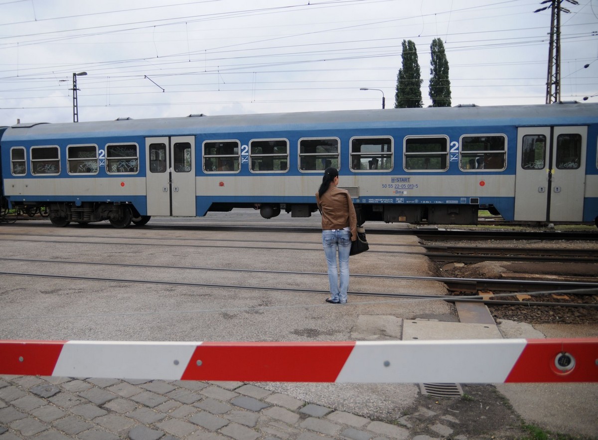 Szabálytalanság a vasúti átjárónál – a gyalogosok veszélyeztett csoportba tartoznak a vasúti baleseti statisztikák alapján